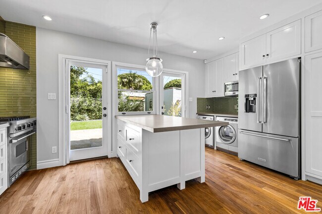 Building Photo - 8901 Rosewood Ave