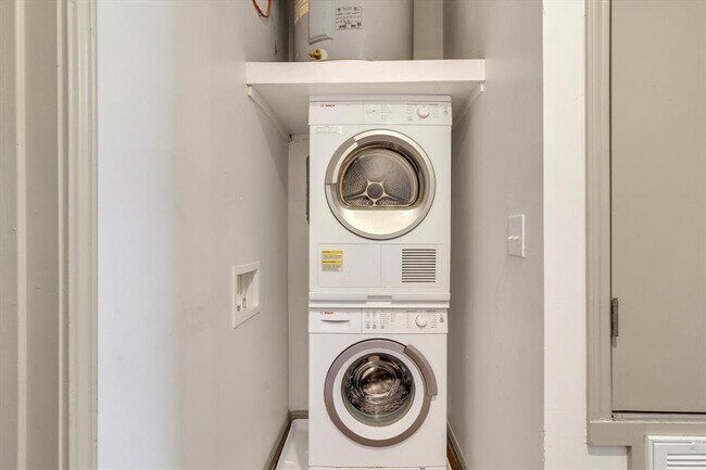 Building Photo - 1011 N LBJ Dr