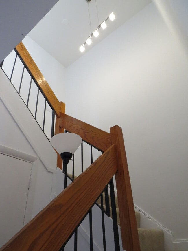 Building Photo - Updated 1800+ sq/ft 3 bdrm 2.5 bath end unit townhome