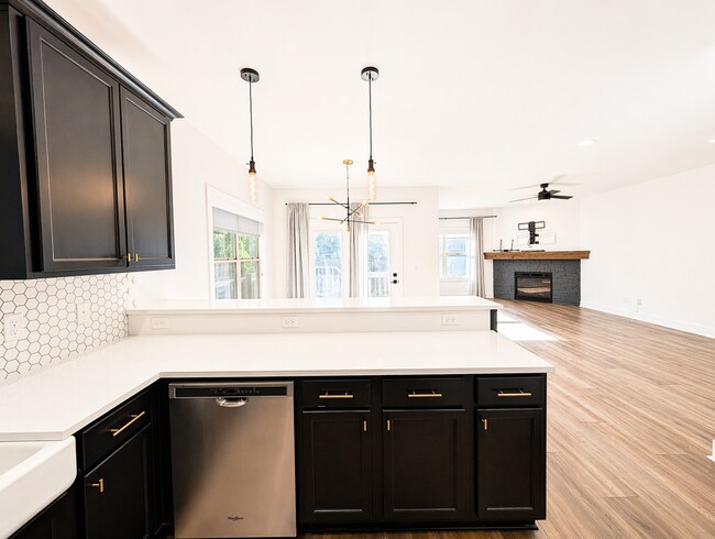 Building Photo - Lovely Weaverville Rental w/ bonus space