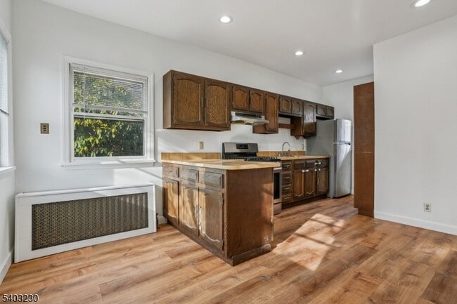 Building Photo - 216 William St