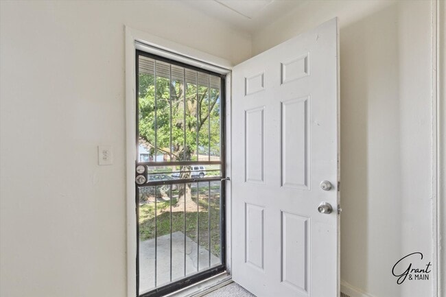 Building Photo - $1250 3 bedroom bungalow