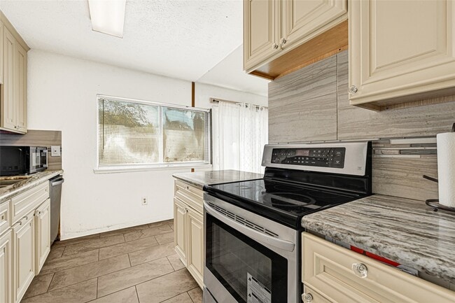 Building Photo - 24035 Rockin 7 Dr