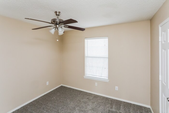 Building Photo - 2214 Sumac Dr