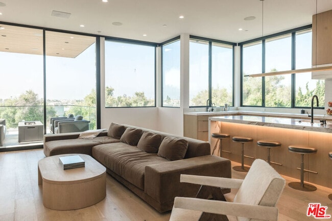 Building Photo - 606 N Ardmore Ave