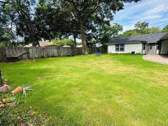 Building Photo - Spacious 6-Bedroom Rental in Spanish Point...