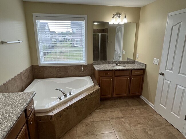 Building Photo - Spacious 4 Bed + Bonus Room Home in Concord