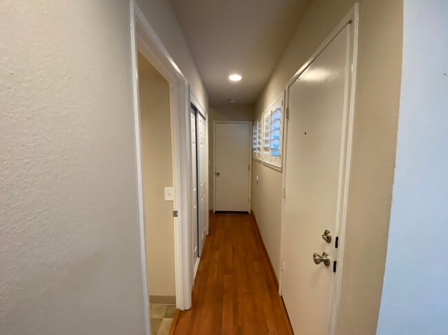 Building Photo - Two bedroom condo in Gated Community with ...
