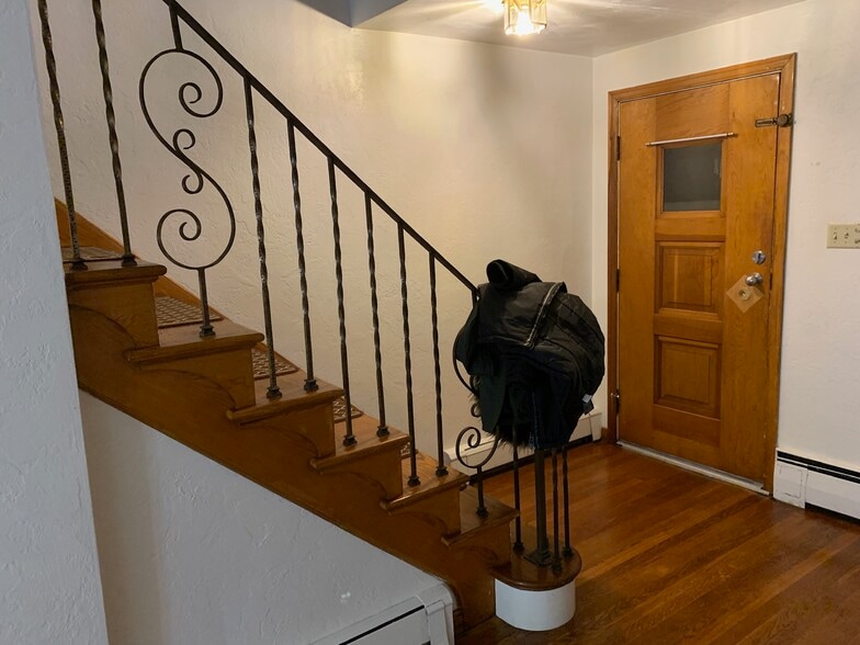 Entrance - 916 Portland St