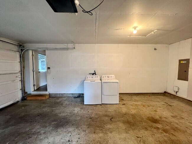 Building Photo - 7120 Sierra Dr SE
