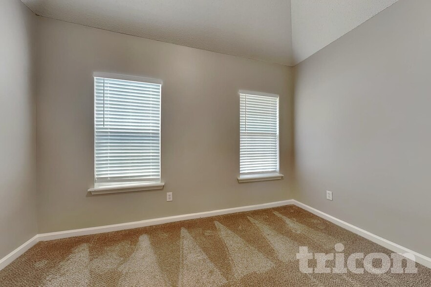 Building Photo - 496 Birchwood Dr