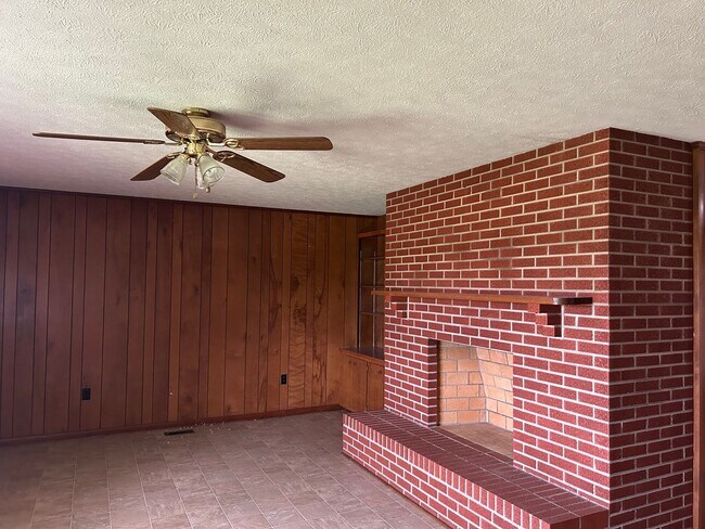 Building Photo - 4 Bedroom / 3 Bath One Level Home Kingsport TN