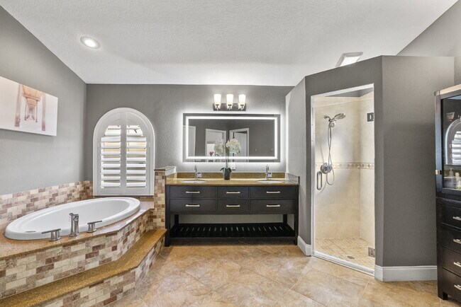 Building Photo - Beautiful 4-Bedroom Pool Home in the Heart of Westchase