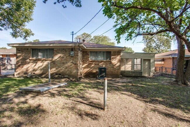 Building Photo - No Application Fees* $500 off 1st months r...