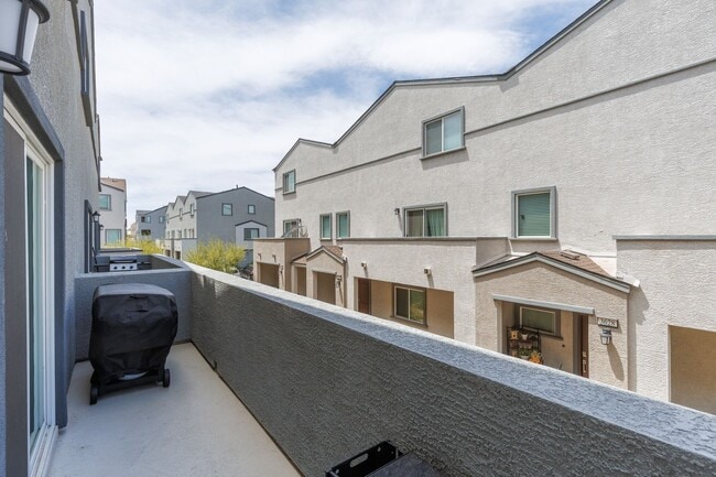 Building Photo - Newer townhome in the NW