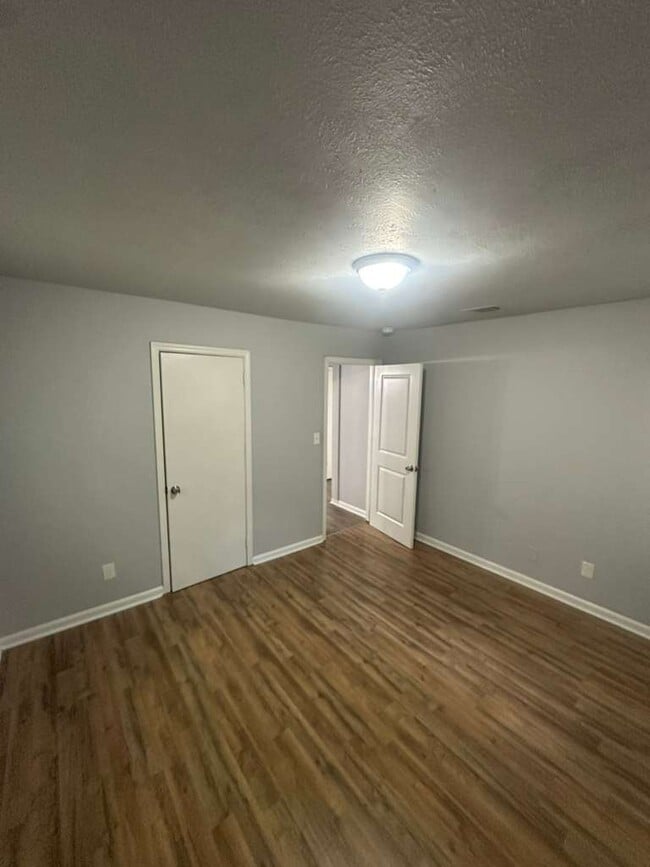 Building Photo - 533 Branham Ave SW