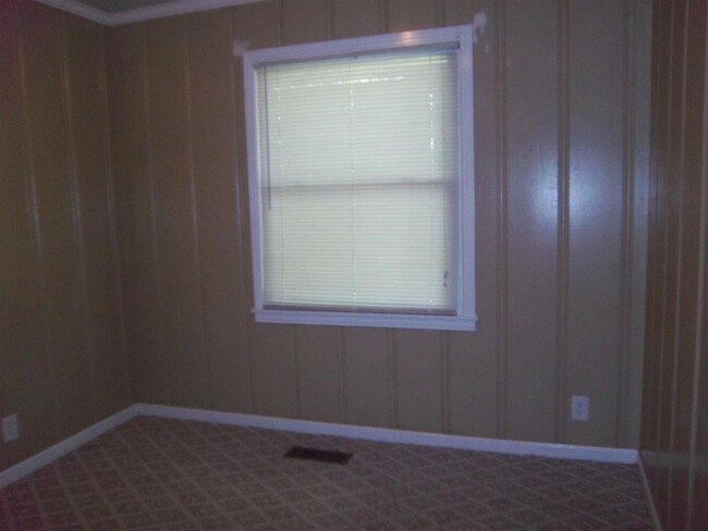 Building Photo - 105 Lealand Dr