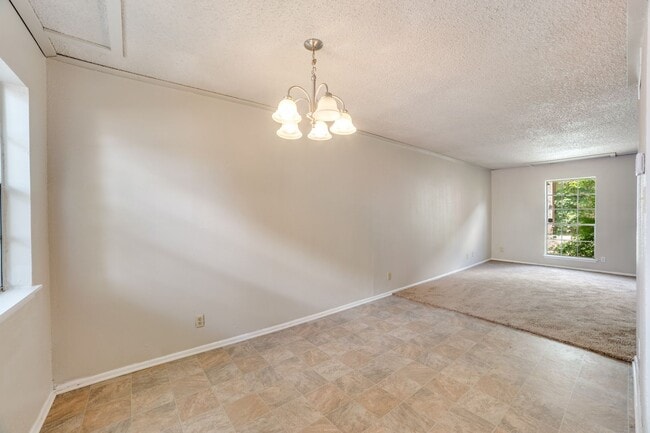 Building Photo - Charming 2-bedroom, 1.5 bath townhome in t...