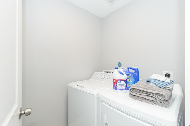 Building Photo - 618 Maple Way St