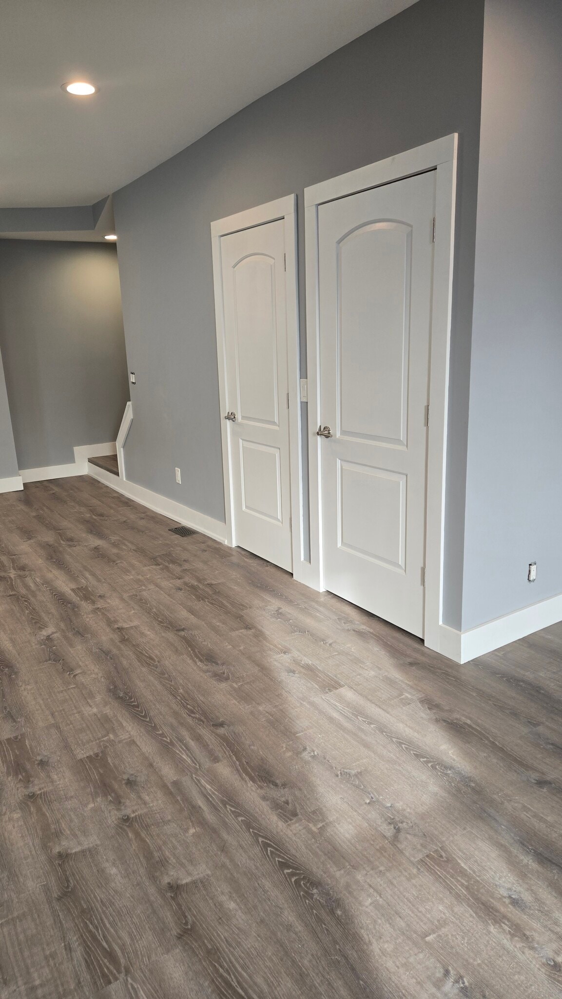 Building Photo - 594 E Sycamore St