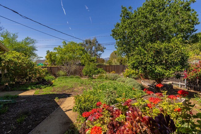 Building Photo - 1121 Mercer Ave