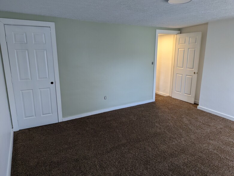 Building Photo - 3205 Parkview Ave