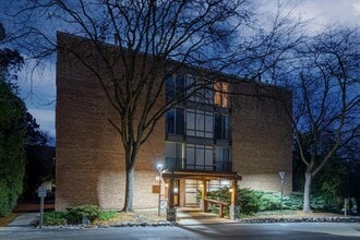 Building Photo - 5830 Oakwood Dr