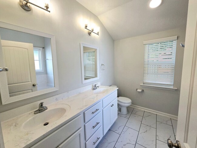 Building Photo - 725 Goodale Dr