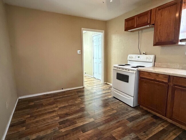 Building Photo - 115 E Garden Dr