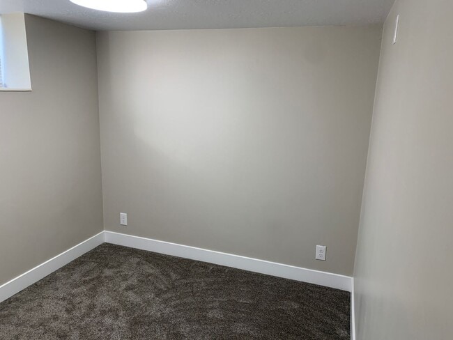Building Photo - Updated 4 Bed Home with Large Yard