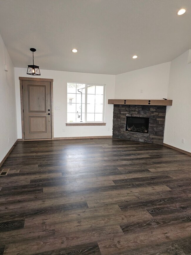 Building Photo - Brand New Beautiful 4 bedroom Home in Rathdrum!