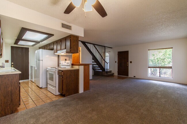 Building Photo - EXCELLENT 2BED, 1.5BATH TOWNHOUSE LOCATED ...