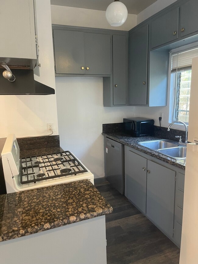 Kitchen - 3750 Clarington Ave