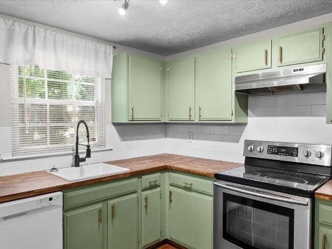 Building Photo - 3513 Castlebury Dr