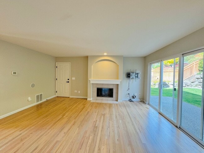 Building Photo - 3 Bd/2.5 Ba Newcastle Home