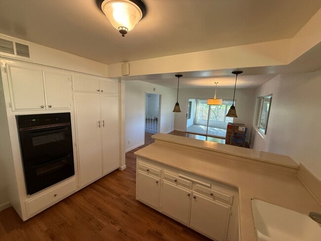 Building Photo - 4 Bedroom Home for Rent in Santa Clarita!