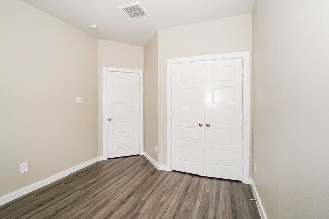 Building Photo - 309 N Centro Cir