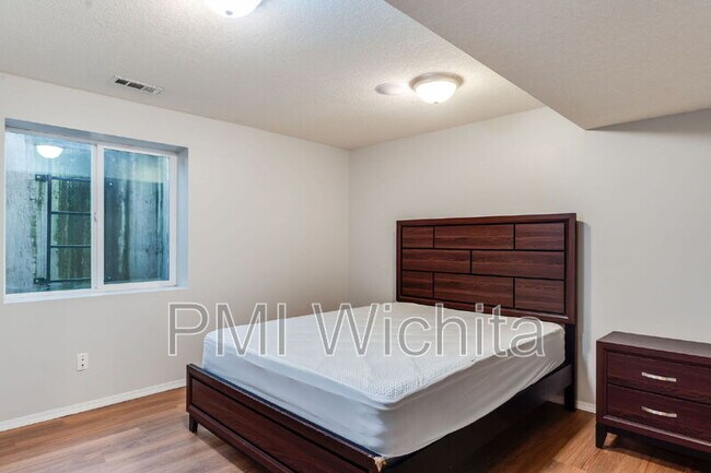 Building Photo - 10034 Bayley Ct