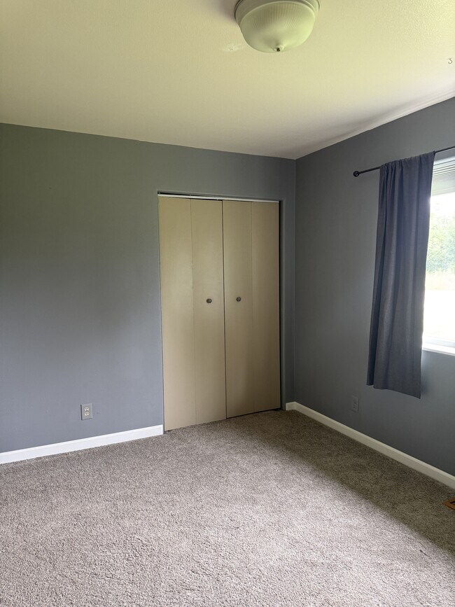 Building Photo - 2150 Bay View Dr