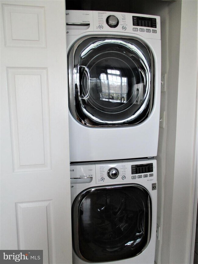 Building Photo - 25320 Lake Mist Square