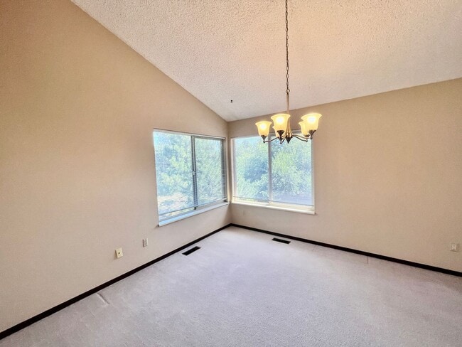 Building Photo - 4 Bedroom Bi Level Home in Rockrimmon