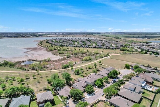 Building Photo - 4029 Lake Edge Way