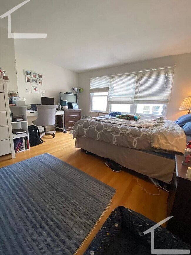 Building Photo - Amazing Townhome... Bon't miss out on they 3 bed 2.5 bath!