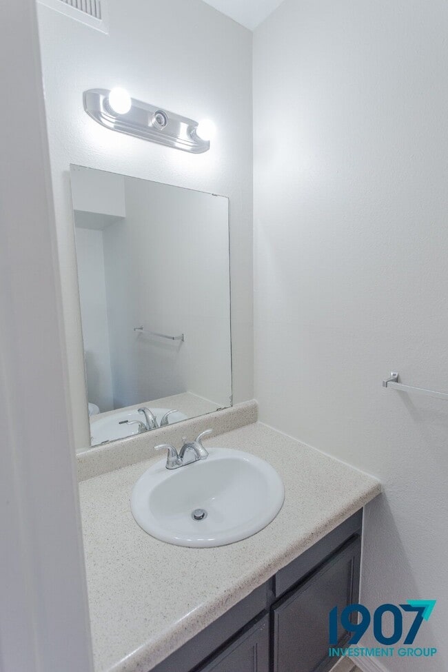 Building Photo - 611 Sinclair Dr