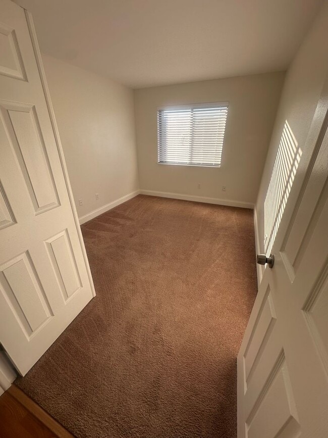 Building Photo - Beach Place Town House