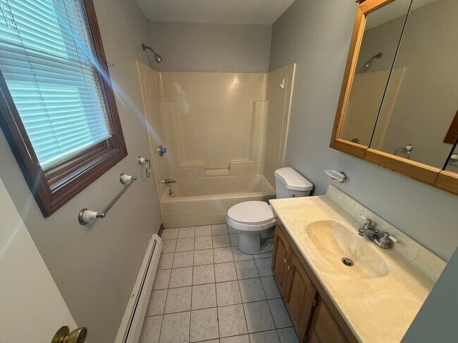 Building Photo - 365 West Ave