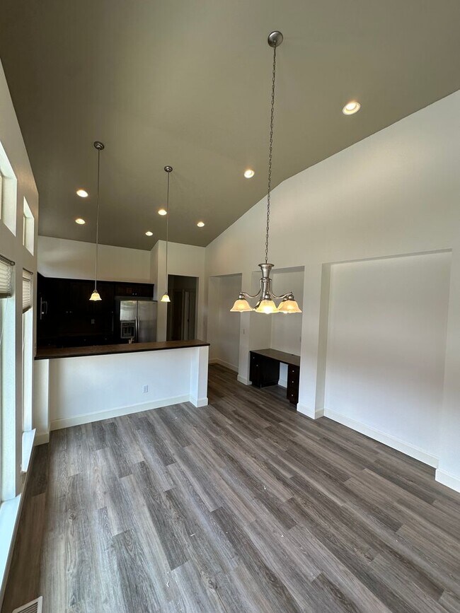 Building Photo - 3 Bedroom 2 Bath Home, New Paint, New LVP ...