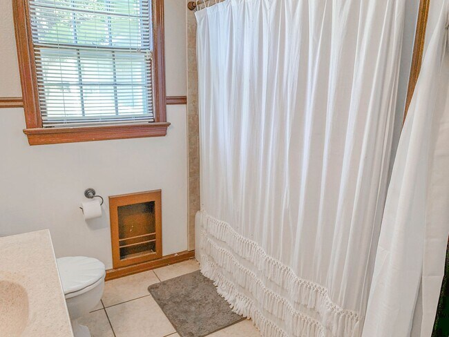 Building Photo - Pre-Leasing - 2-Bedroom Minutes from Texas...