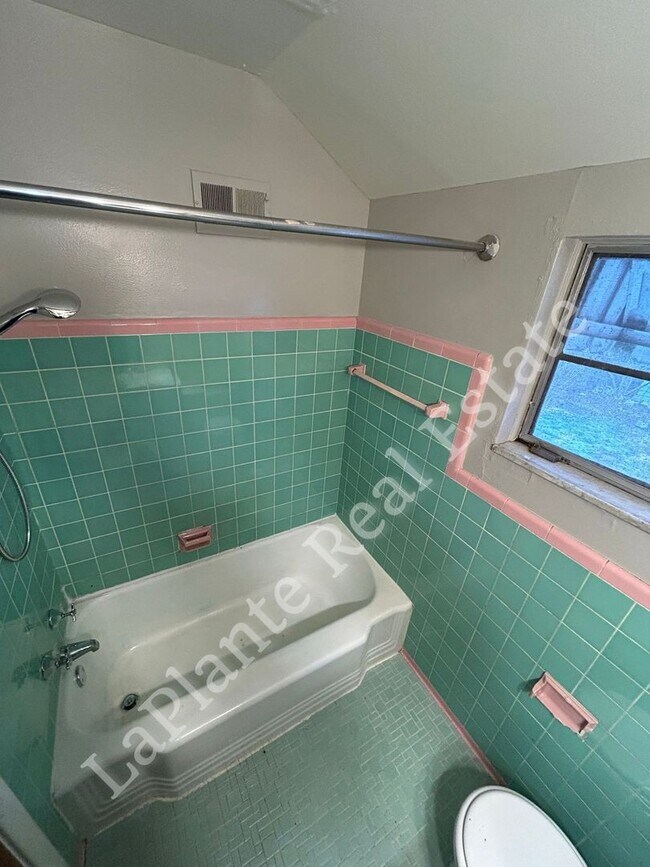 Building Photo - 1421 N Ravine Pkwy