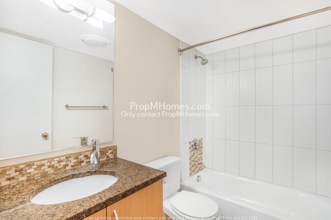 Building Photo - One Bedroom Condo on the Water in Lake Osw...